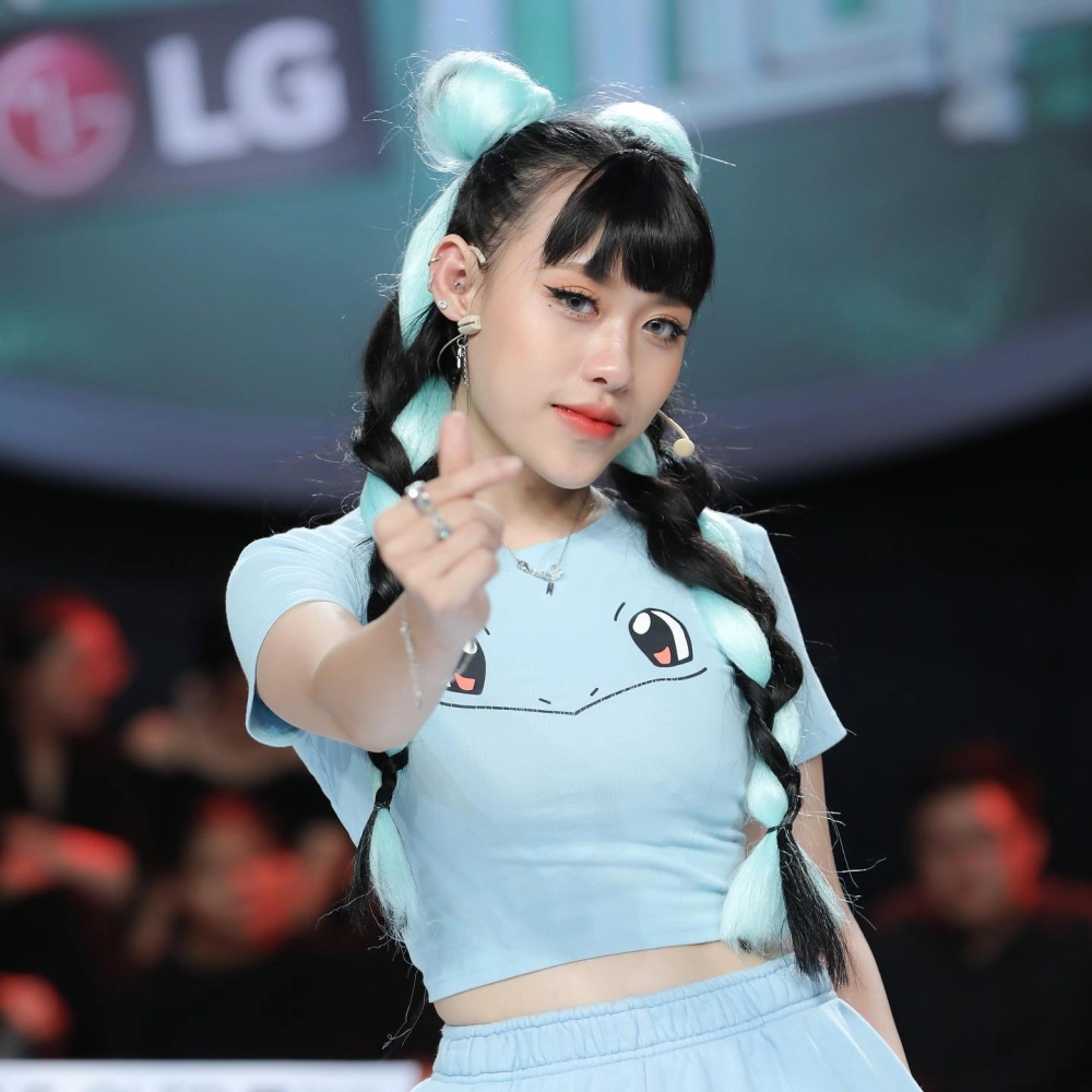 Visual năng động đặc trưng của Tiktoker Trà Đặng