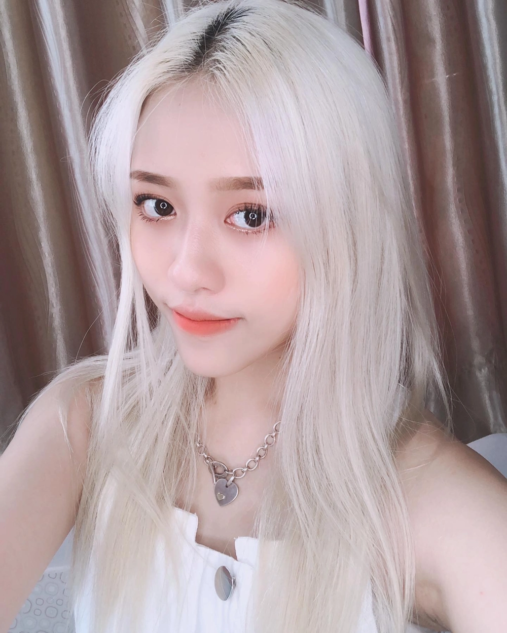 Cá tính nhẹ nhàng với ảnh mạng con gái hút thuốc