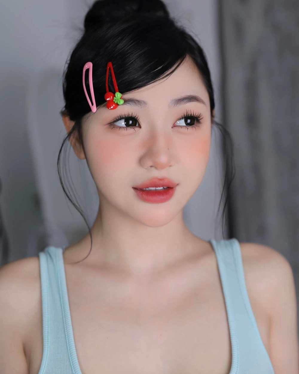 Khung hình viral từ việc Trần Hà Linh bị dí chú cá tối cổ