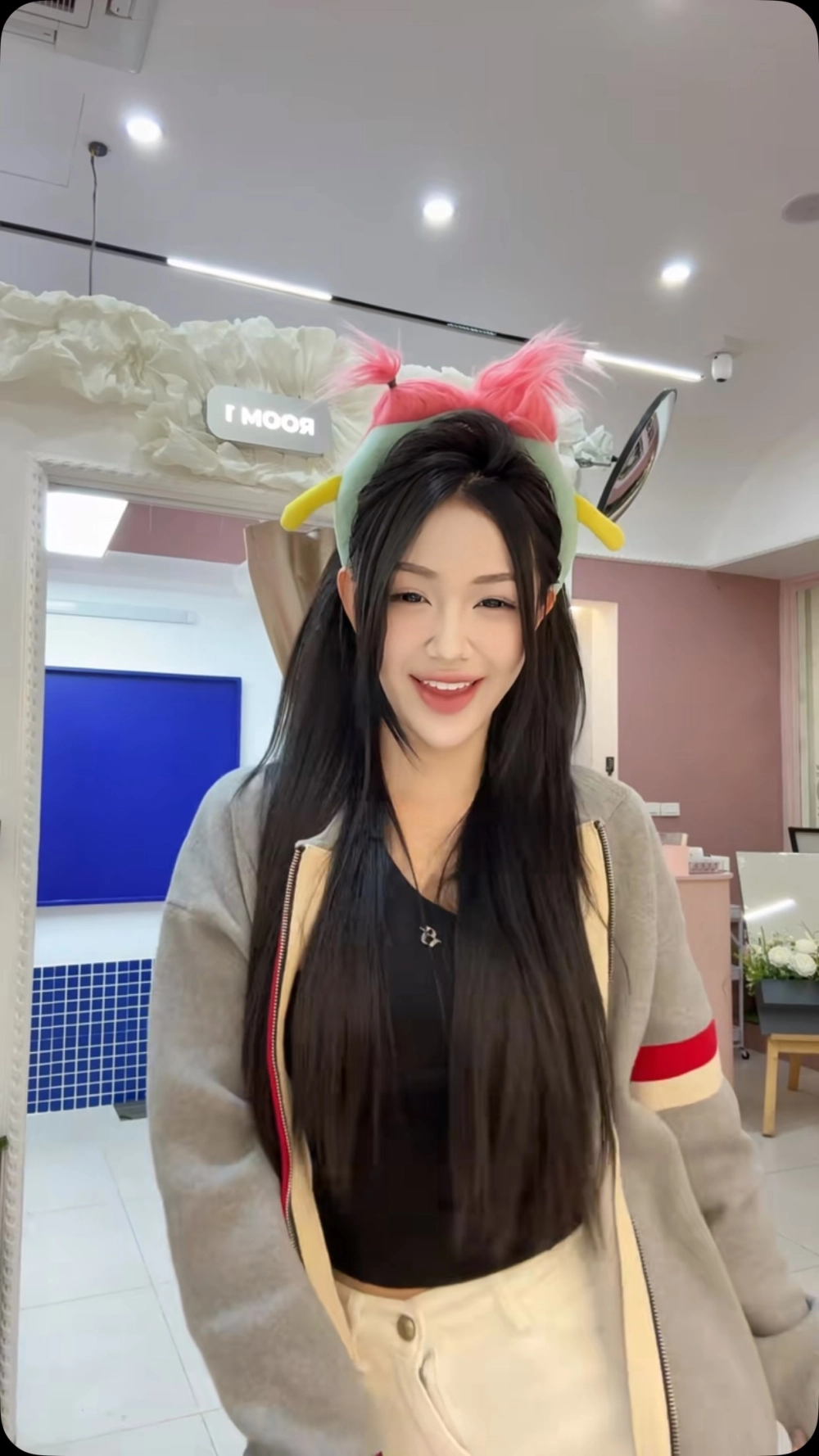 Khung ảnh gây tò mò từ tối cổ Trần Hà Linh