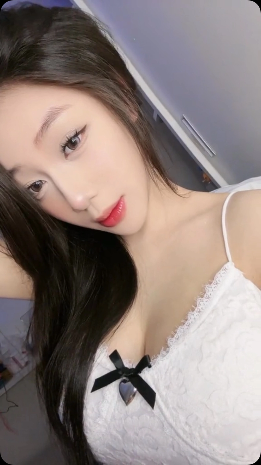 Visual trẻ hơn tuổi với caption Trần Hà Linh bao nhiêu tuổi