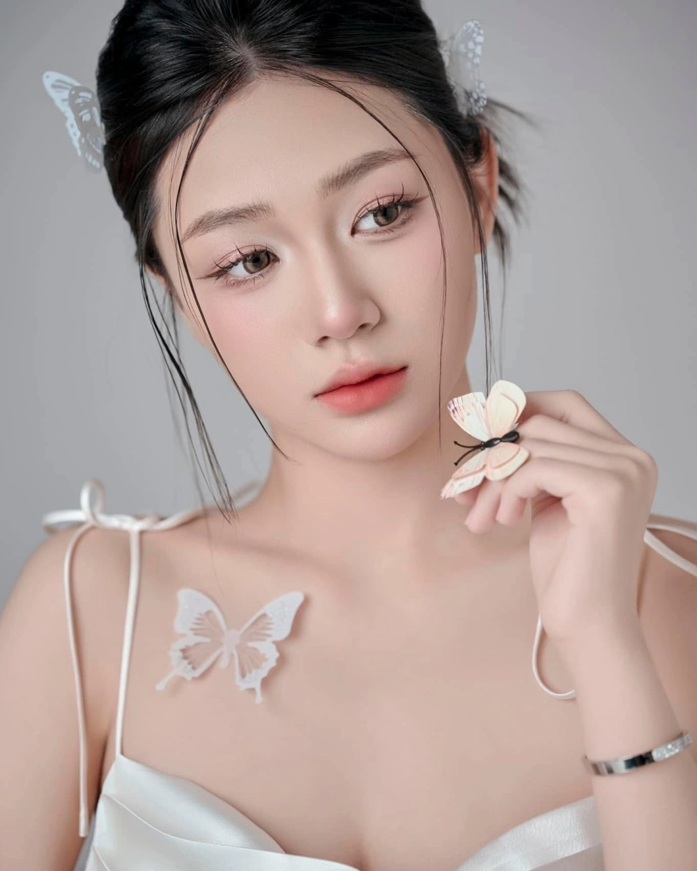 Biểu cảm thích thú khi nhận Trần Hà Linh dí