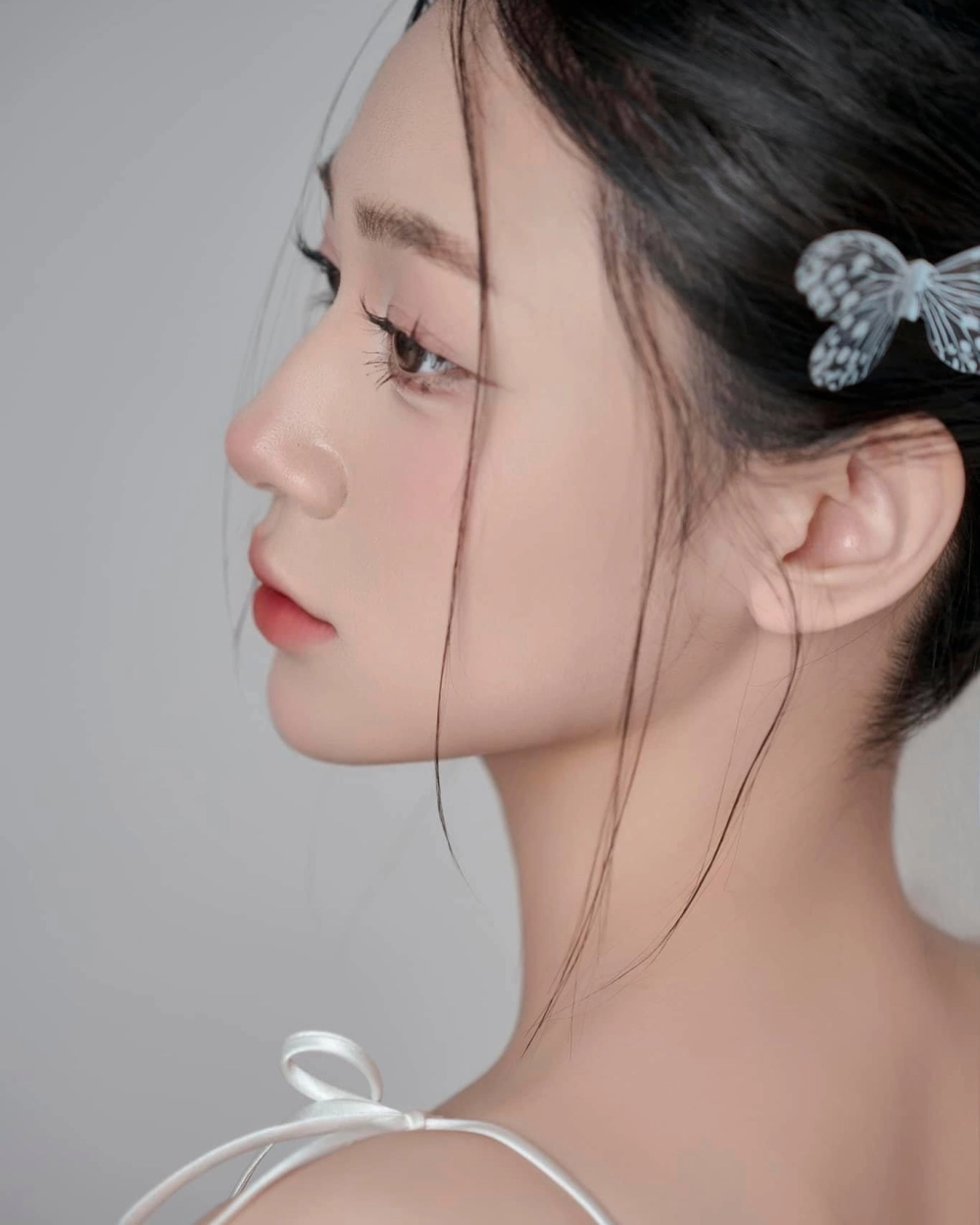 Khung ảnh giúp trả lời thắc mắc Trần Hà Linh là ai