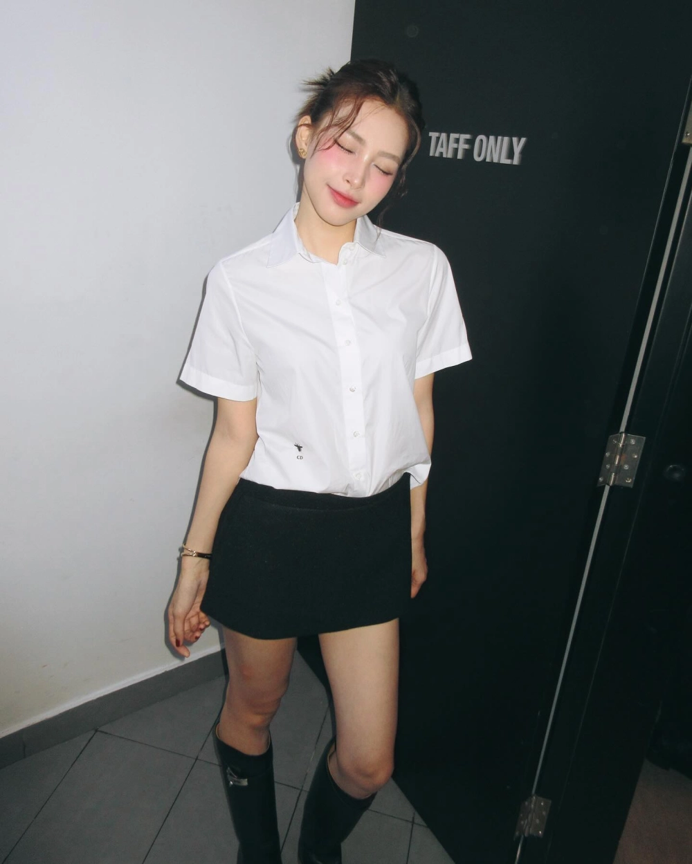 Biểu cảm đáng yêu trong video Trần Tiểu Vy anh trai say hi