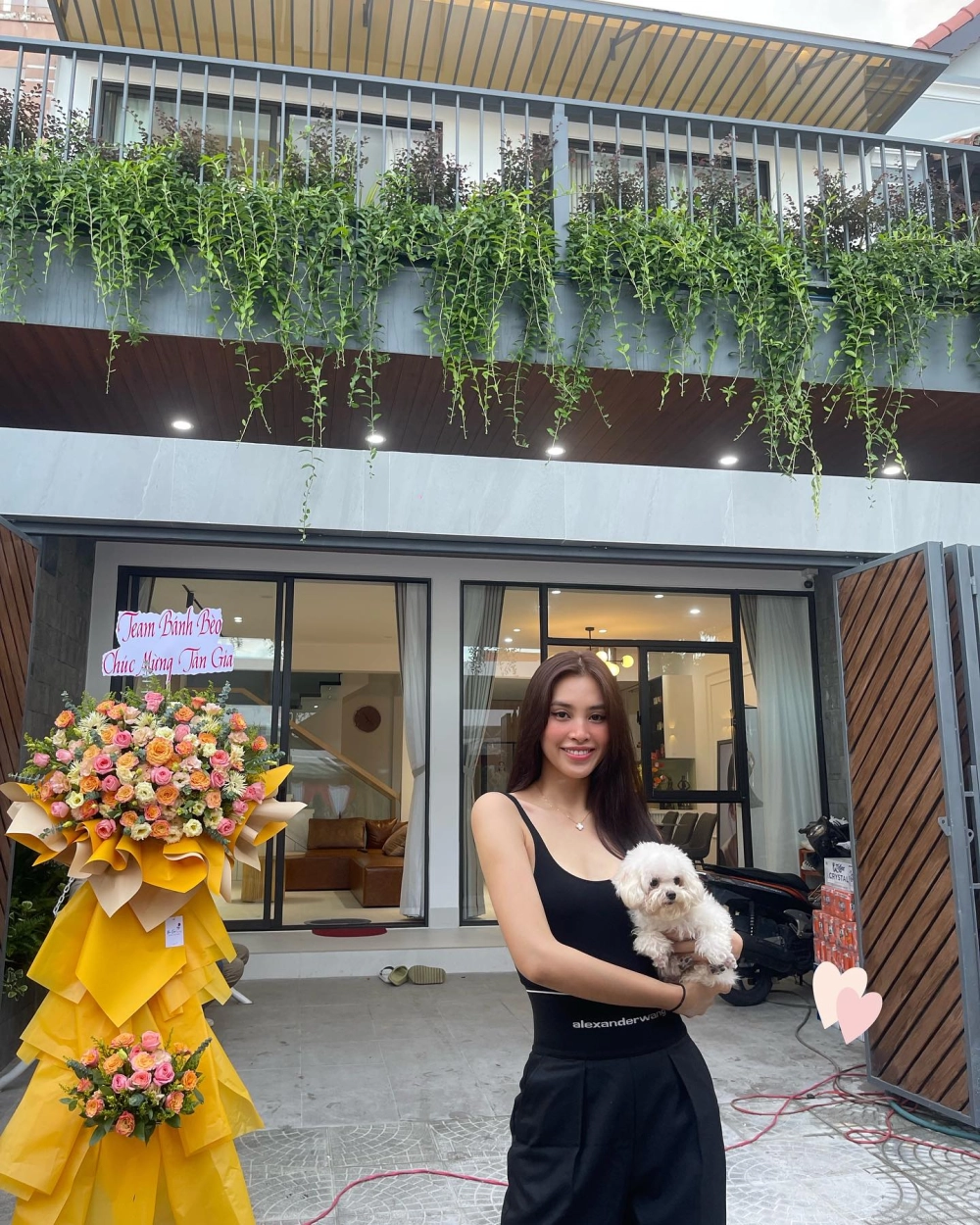 Ảnh hậu trường đầy thân thiện của nhân Trần Tiểu Vy