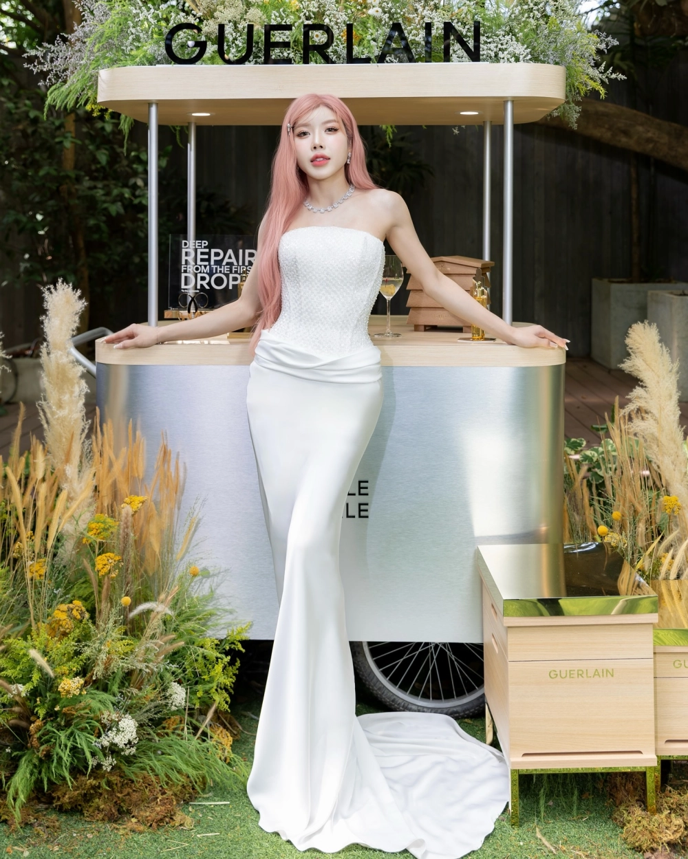 Visual sang trọng đầy cảm hứng từ Trang Pháp tiểu sử