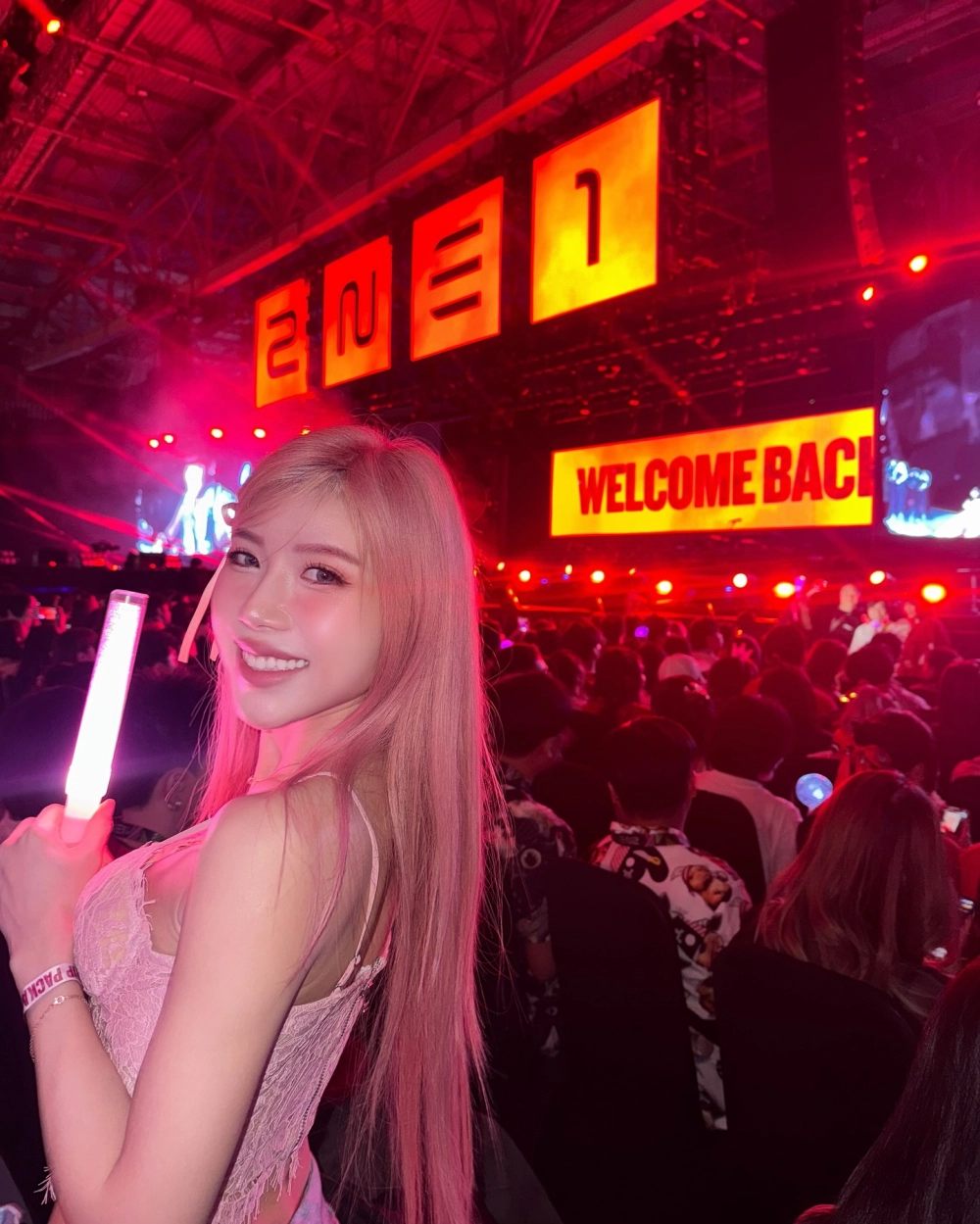 Ảnh hậu trường đẹp không tì vết từ đạp gió Trang Pháp