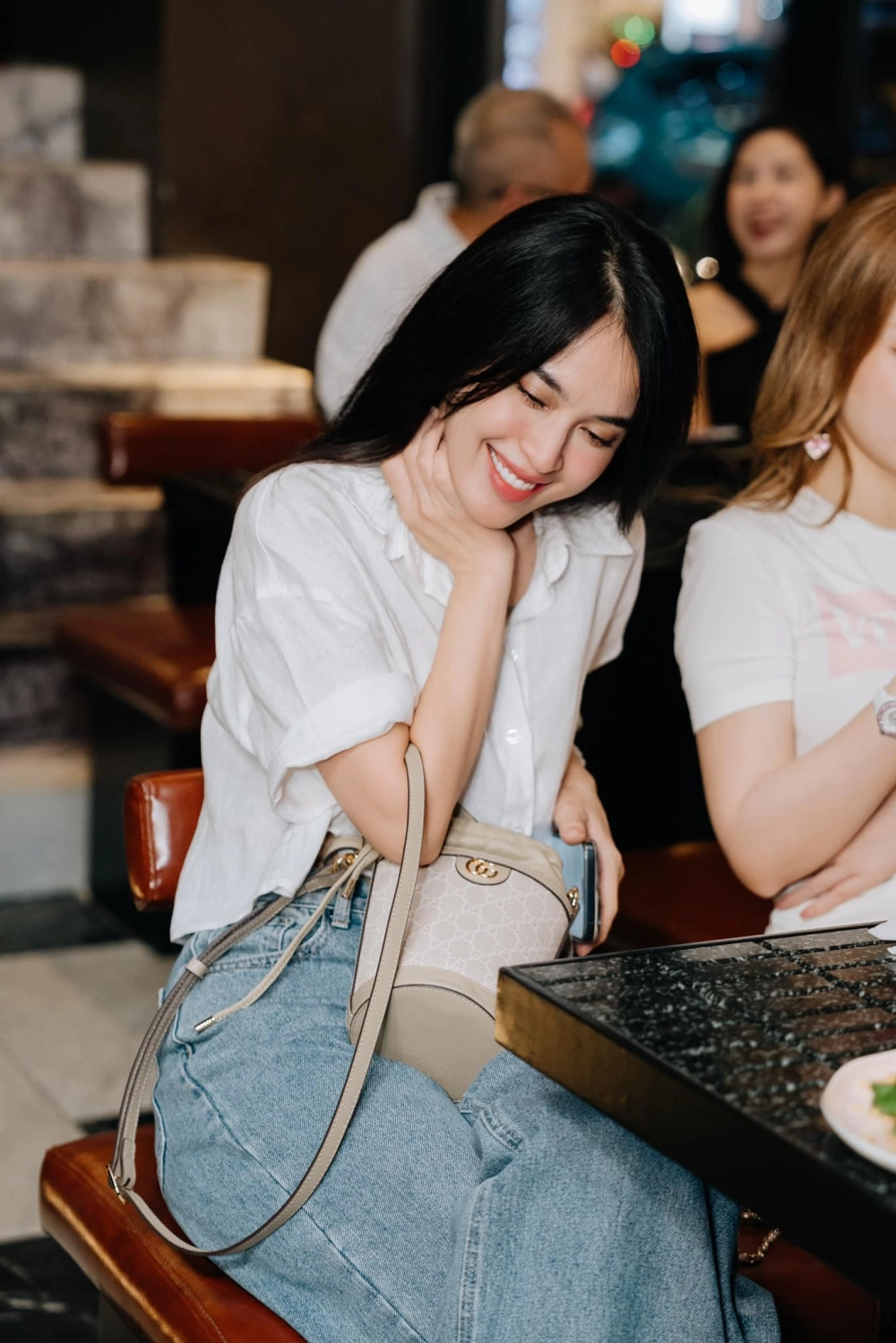 Hình ảnh biểu diễn chứng minh khả năng ca sĩ Tú Vi