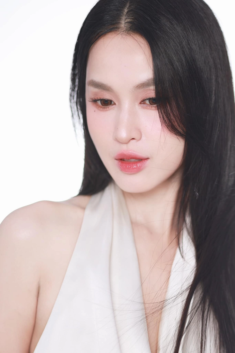 Chân dung phù hợp cho mục tiểu sử diễn viên Tú Vi