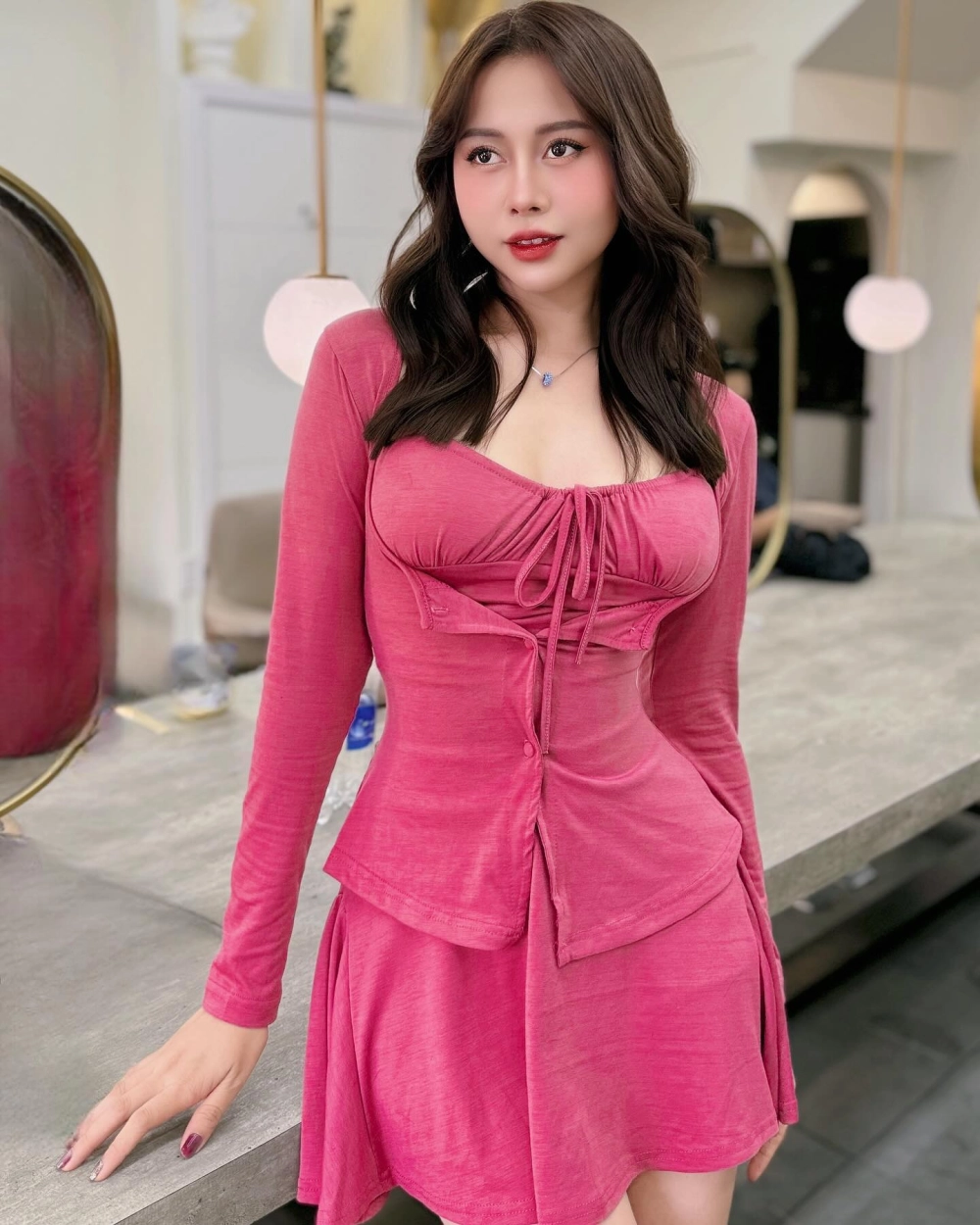 Visual khiến fan thắc mắc Việt Phương Thoa ở đâu