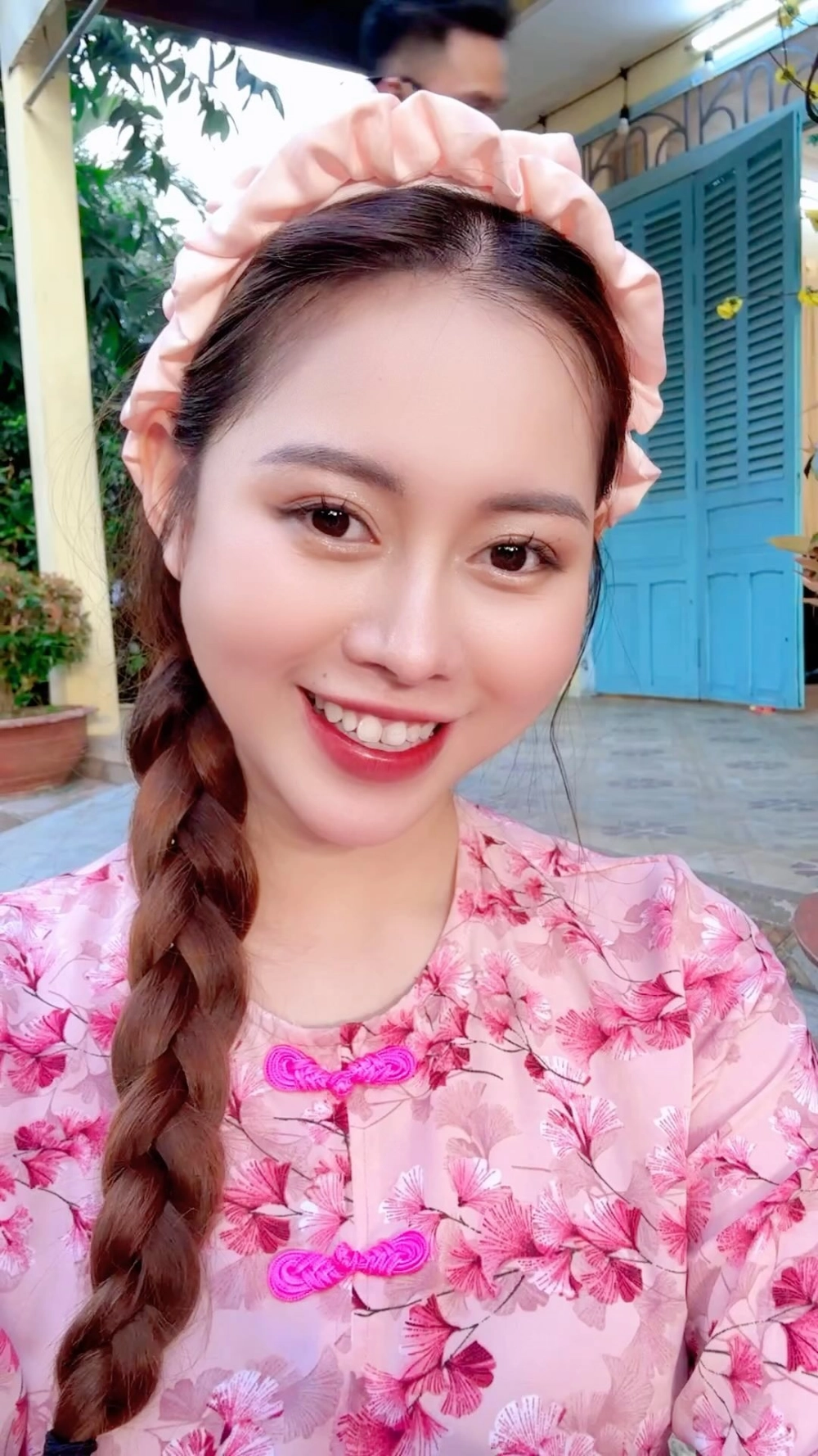 Khung ảnh gợi mở nội dung Việt Phương Thoa tiểu sử