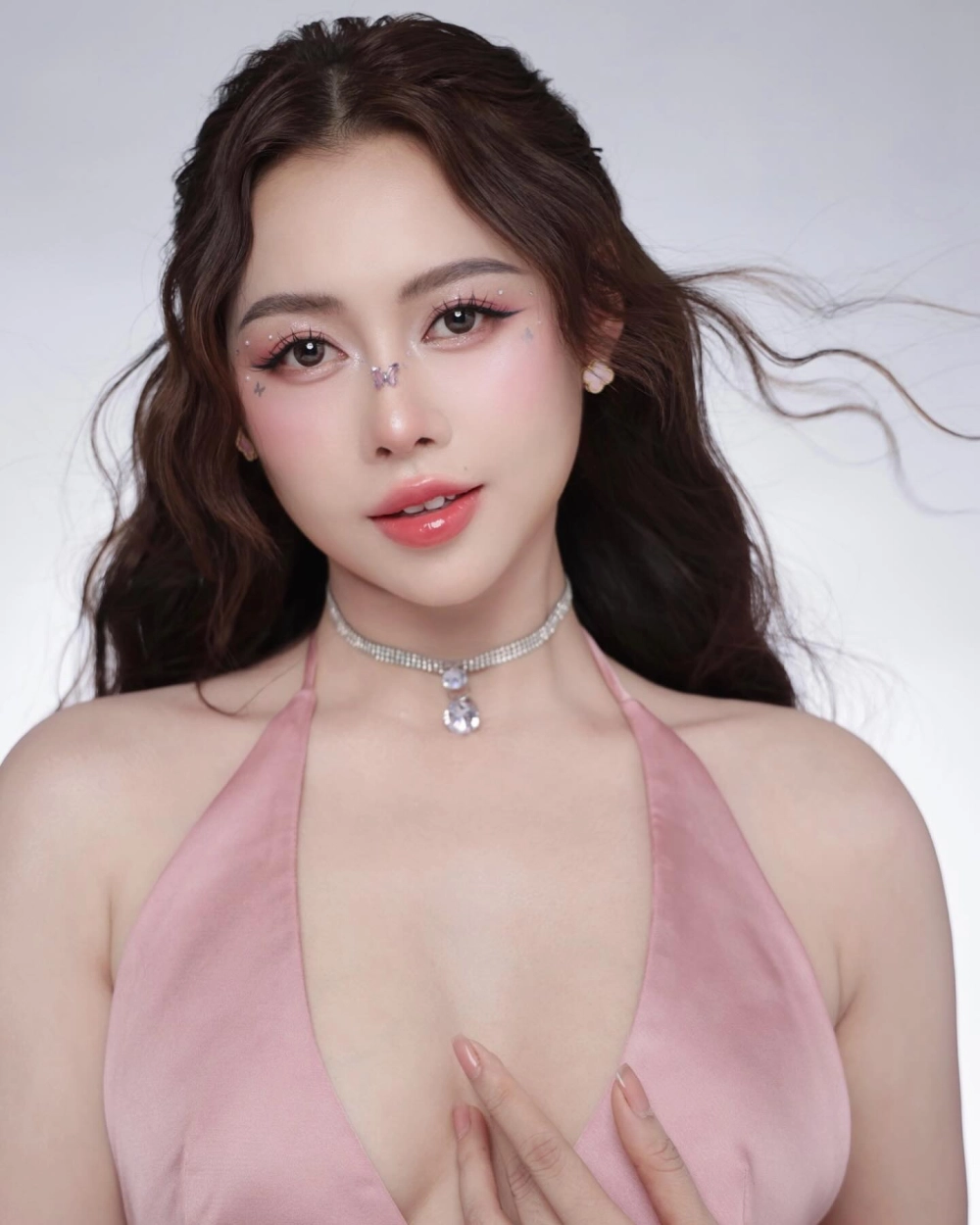 Ảnh hồi nhỏ hé lộ quá khứ Việt Phương Thoa