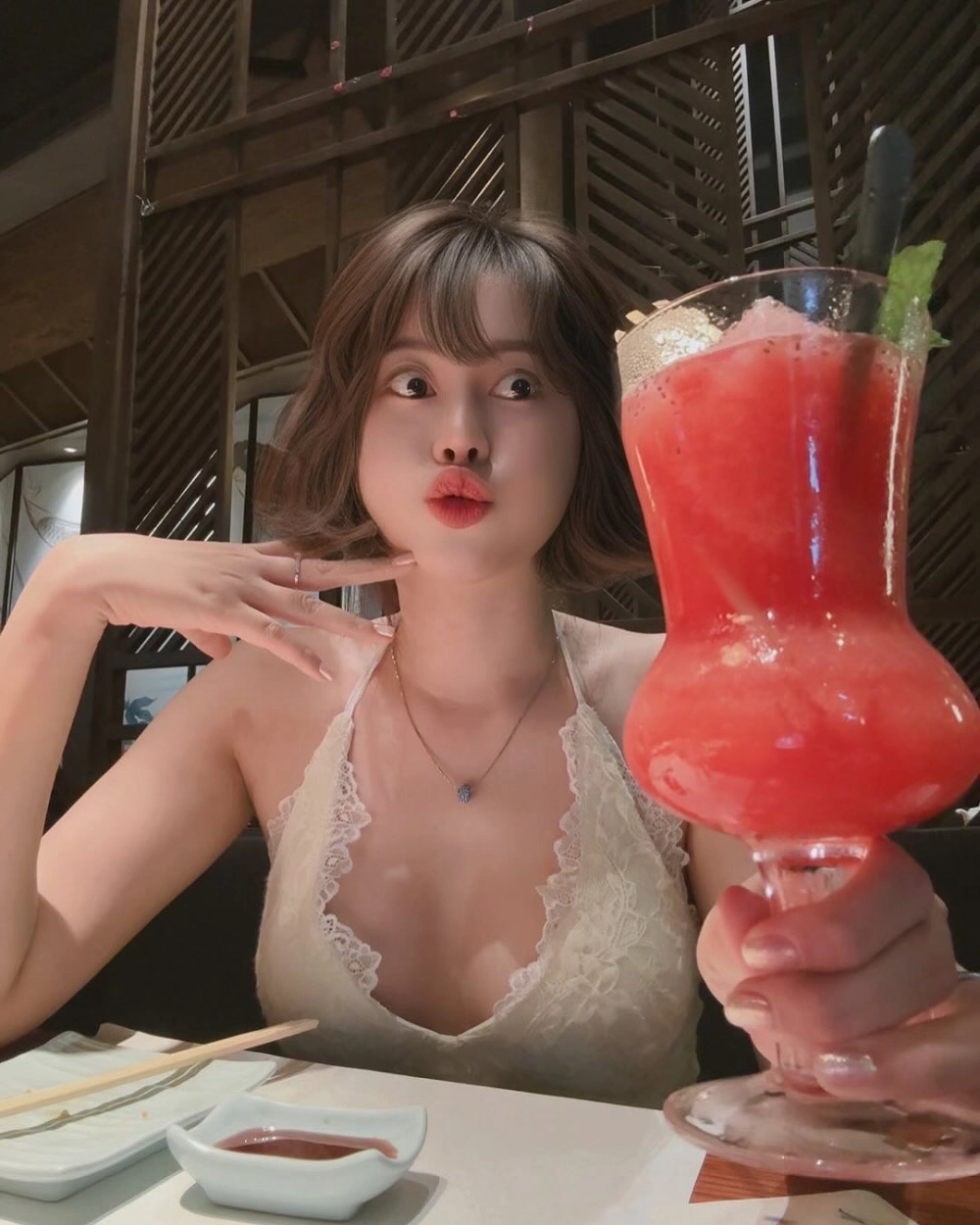 Ảnh dễ thương khi Việt Phương Thoa trồng cây