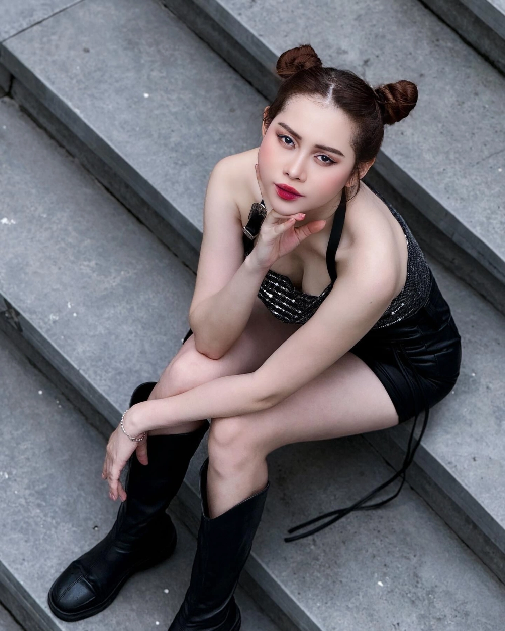 Ảnh street style khoe dáng của Việt Phương Thoa cao bao nhiêu