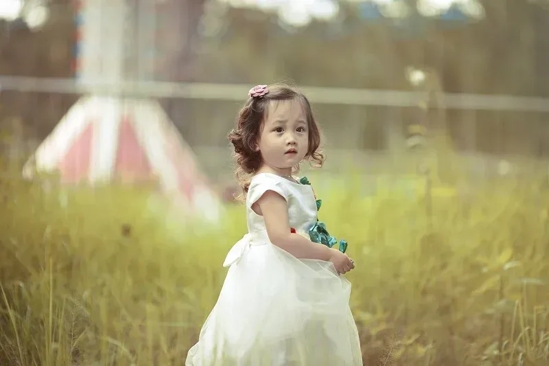 Cài hình nền bé gái dễ thương dễ thương làm hình nền yêu thích