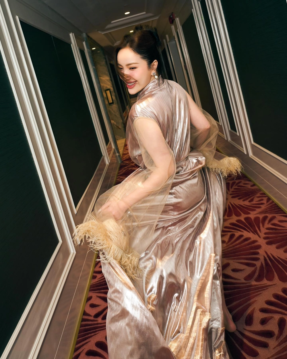 Không gian trầm lắng khi nghe karaoke Bảo Thy trên sân khấu