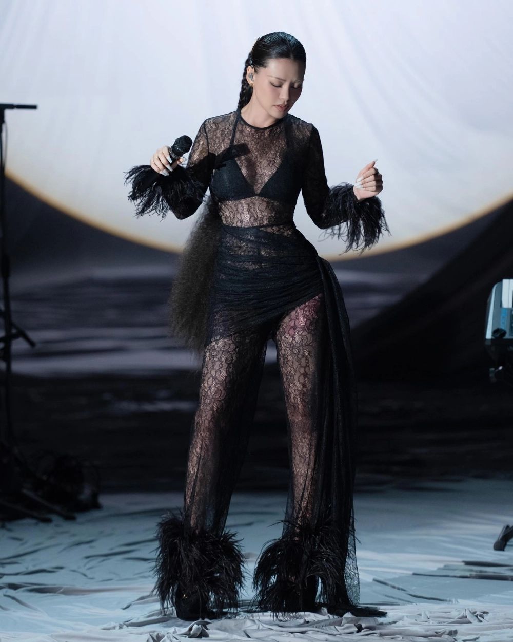 Khung cảnh cô tịch đầy tâm trạng từ Cô đơn trên sofa Bùi Lan Hương