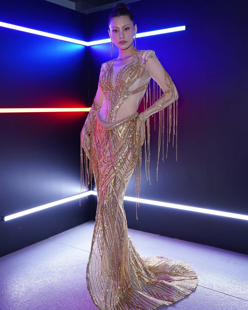 Khoảnh khắc đầy ẩn dụ trong MV Bùi Lan Hương kéo áo