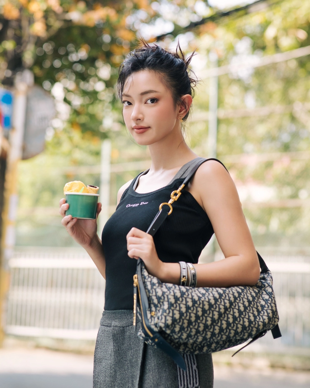 Ảnh tư thế chuẩn xác bật rõ chiều cao Châu Bùi cao mét bao nhiêu