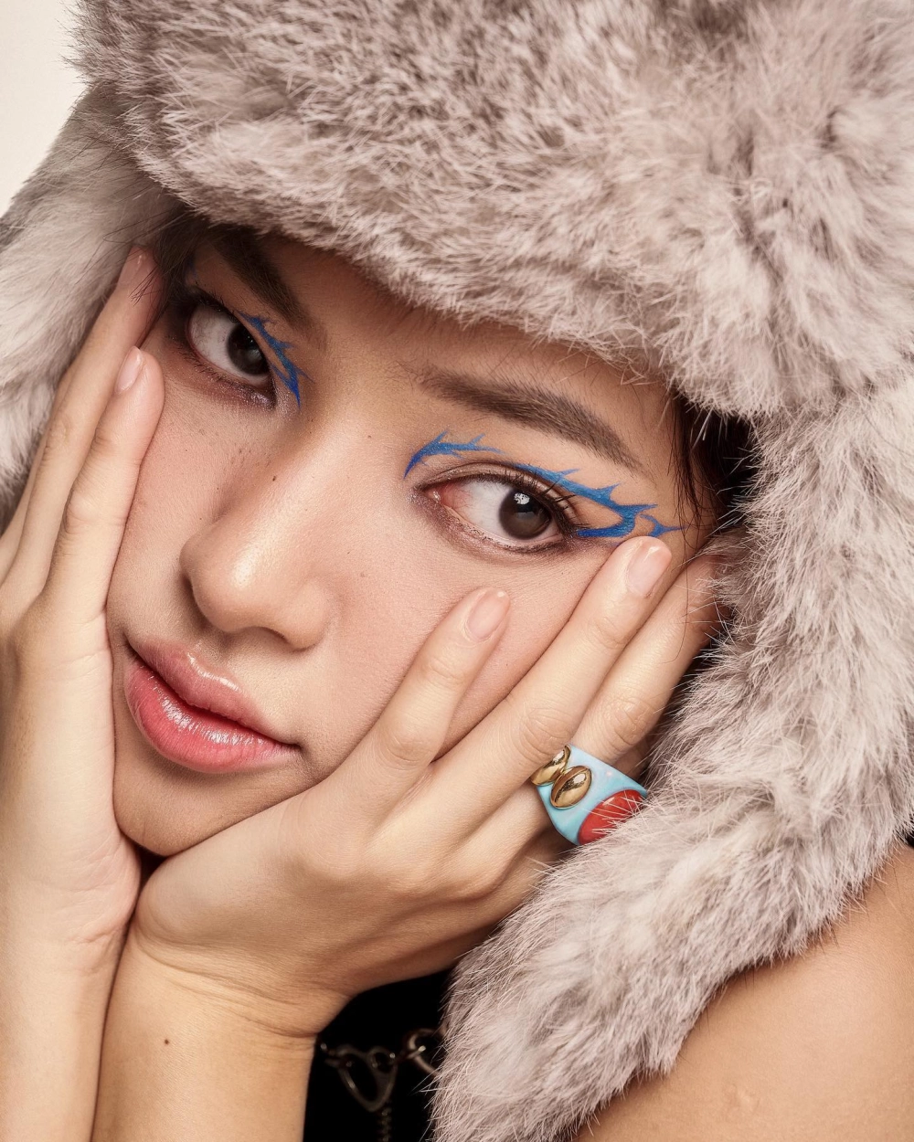 Khung ảnh toàn thân bật rõ Châu Bùi cao bao nhiêu