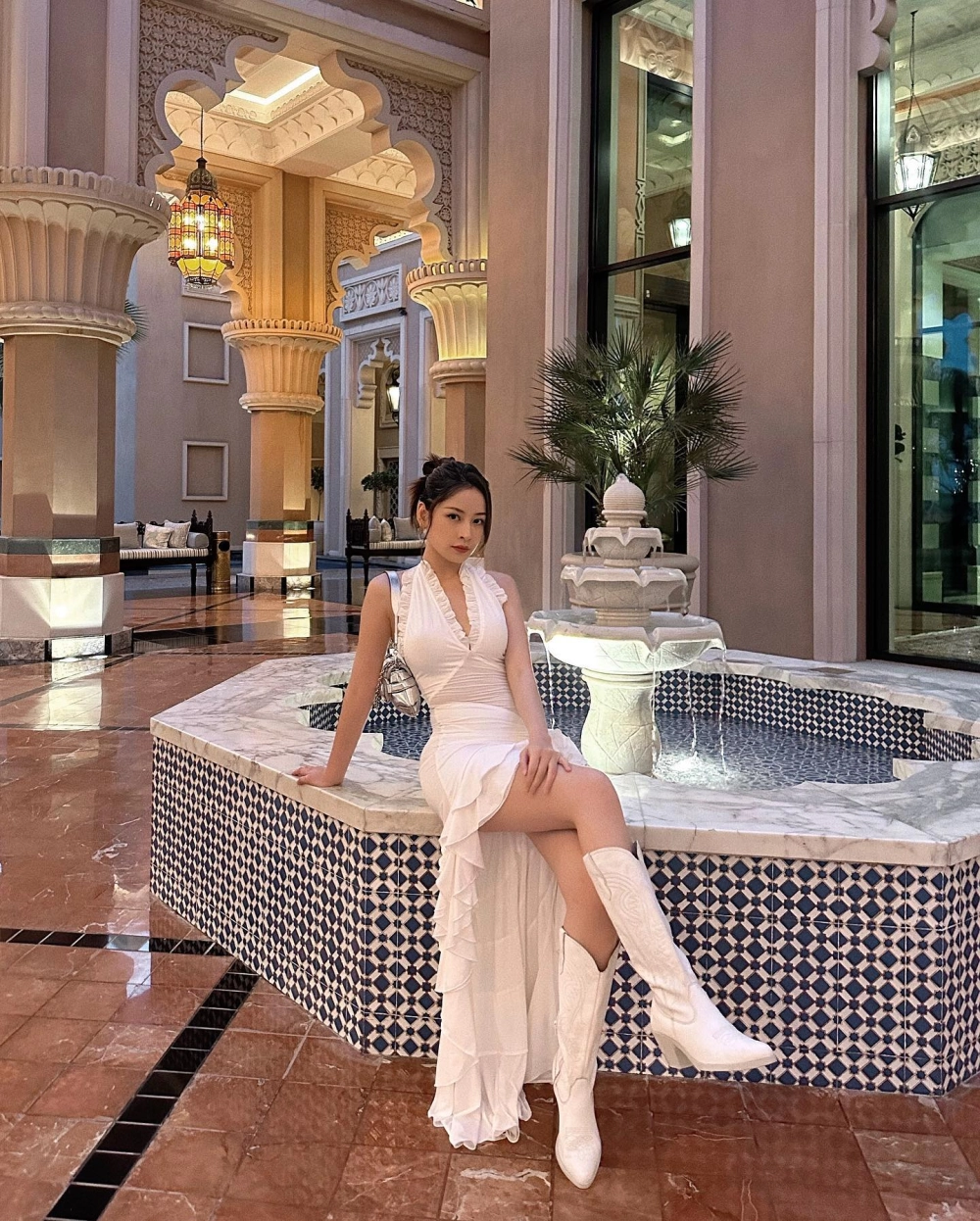 Khung hình đậm chất MV dành cho karaoke Chi Pu