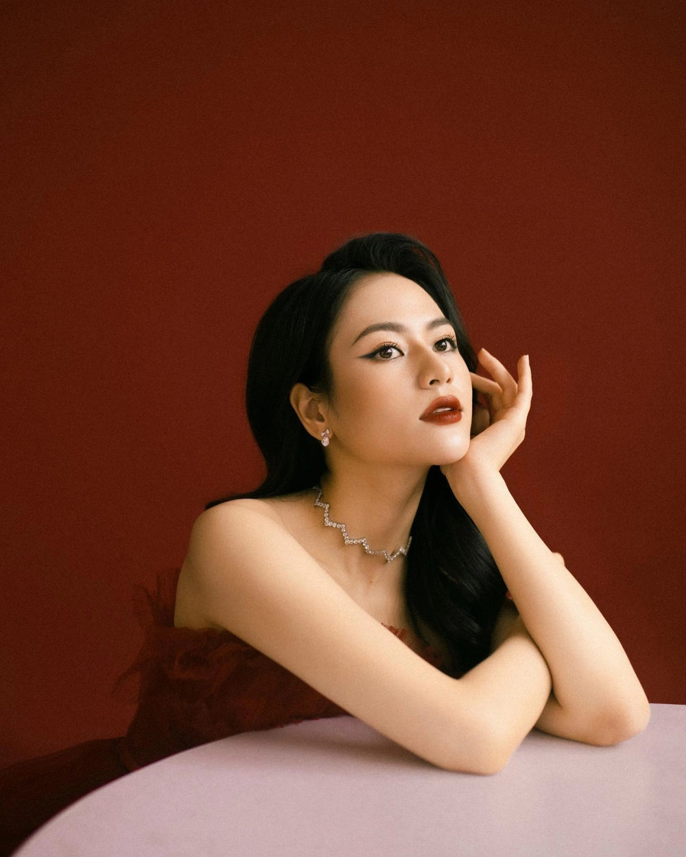 Tạo hình lạnh lùng ấn tượng trong diễn viên Việt Hoa Độc Đạo