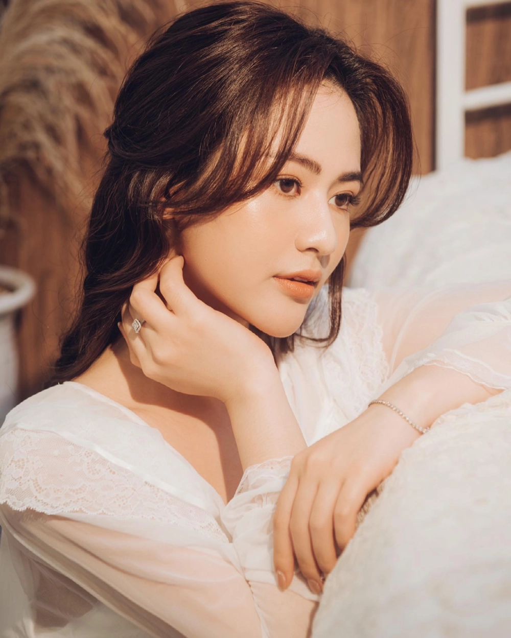 Thần thái sắc lạnh trong diễn viên Việt Hoa phim Độc Đạo