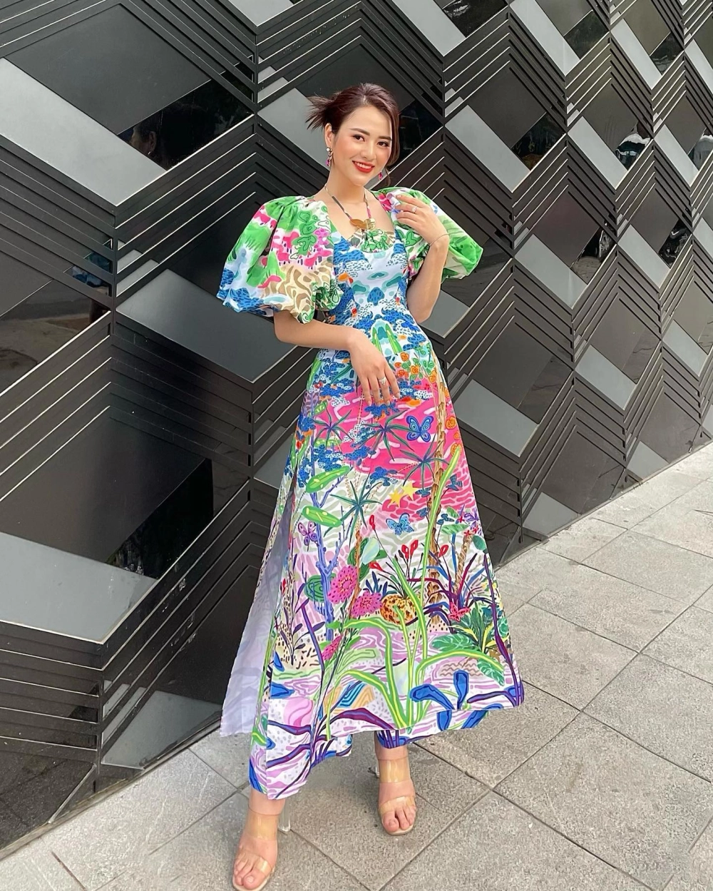 Visual cá tính đầy cuốn hút của nữ diễn viên Việt Hoa