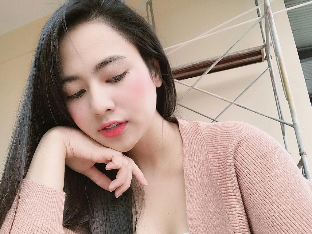 Visual ngọt ngào tỏa sáng trong ảnh diễn viên Việt Hoa