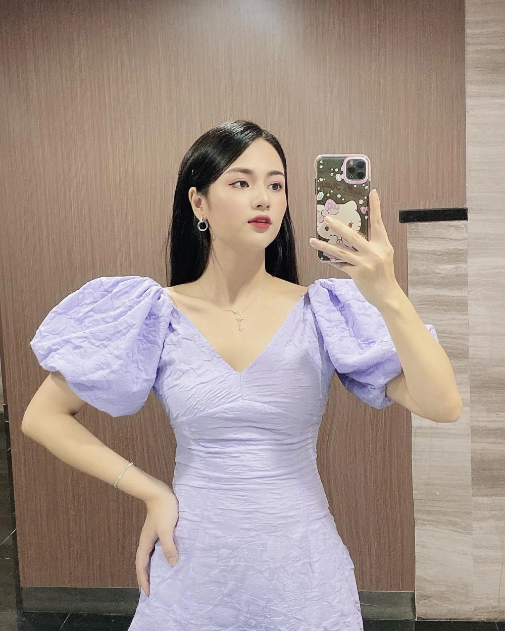 Bộ ảnh hậu trường tiết lộ diễn viên Việt Hoa đóng phim gì