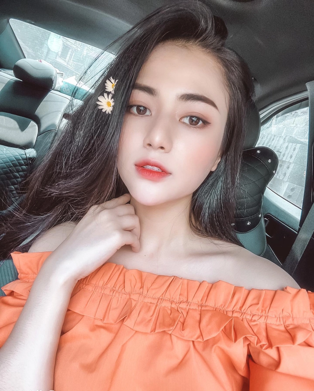 Câu chuyện truyền cảm hứng từ tiểu sử của diễn viên Việt Hoa