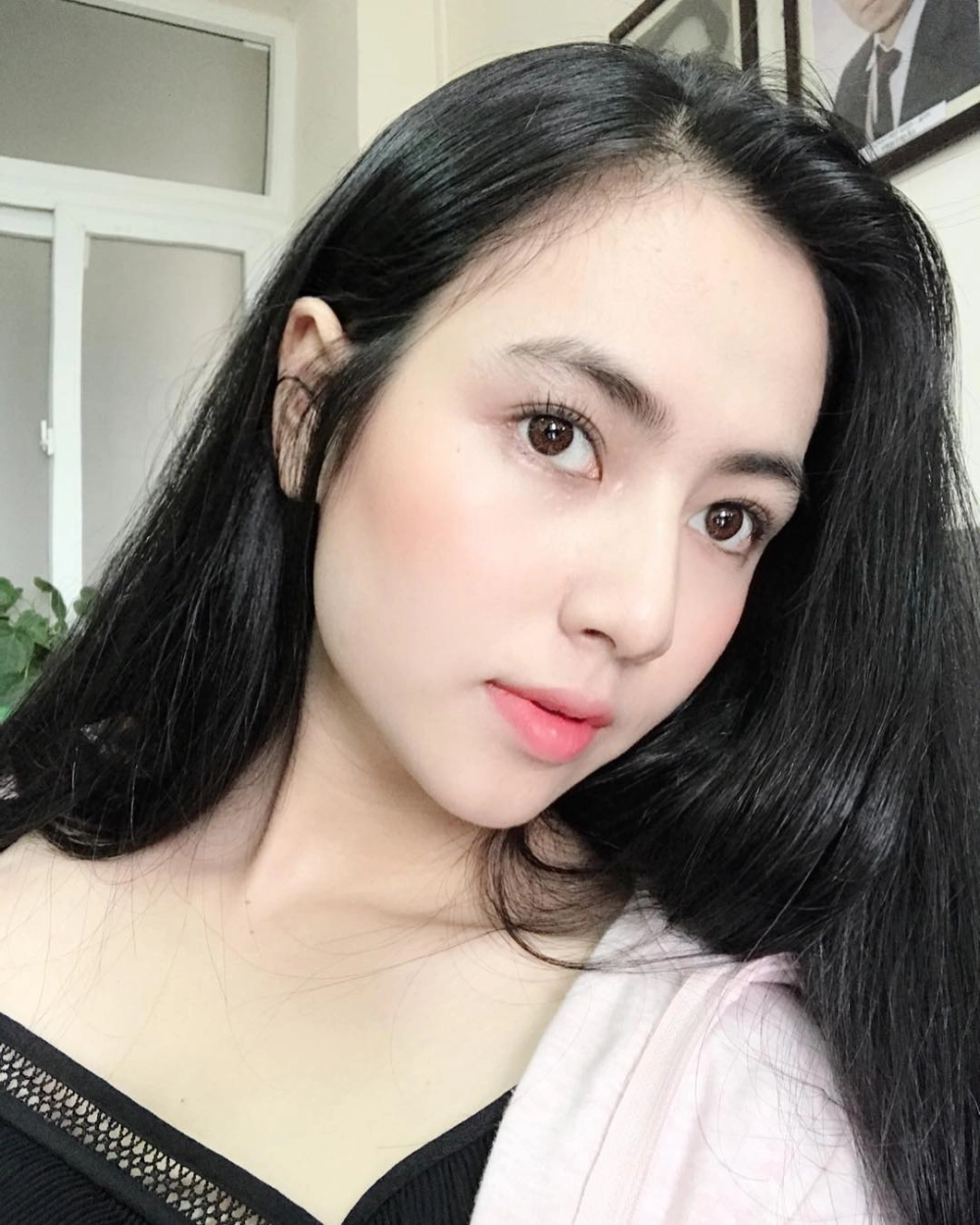 Tạo hình chân quê mộc mạc trong diễn viên Việt Hoa Cô Gái Nhà Người Ta