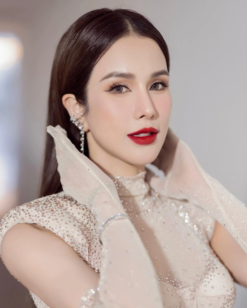 Phong thái nữ tính và quyến rũ khó cưỡng của Diệp Lâm Anh