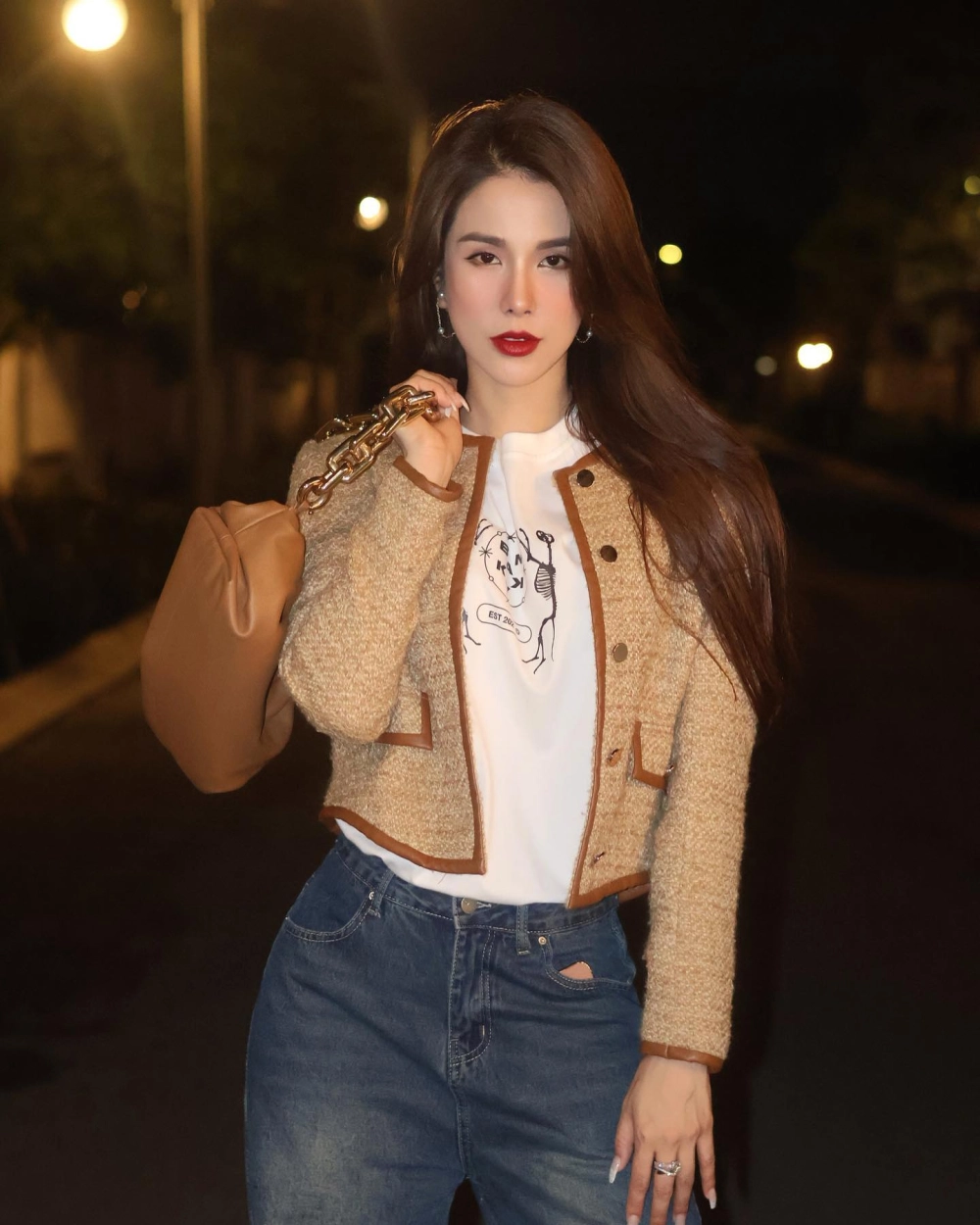 Chân dung rõ nét khiến ai cũng thắc mắc Diệp Lâm Anh là ai