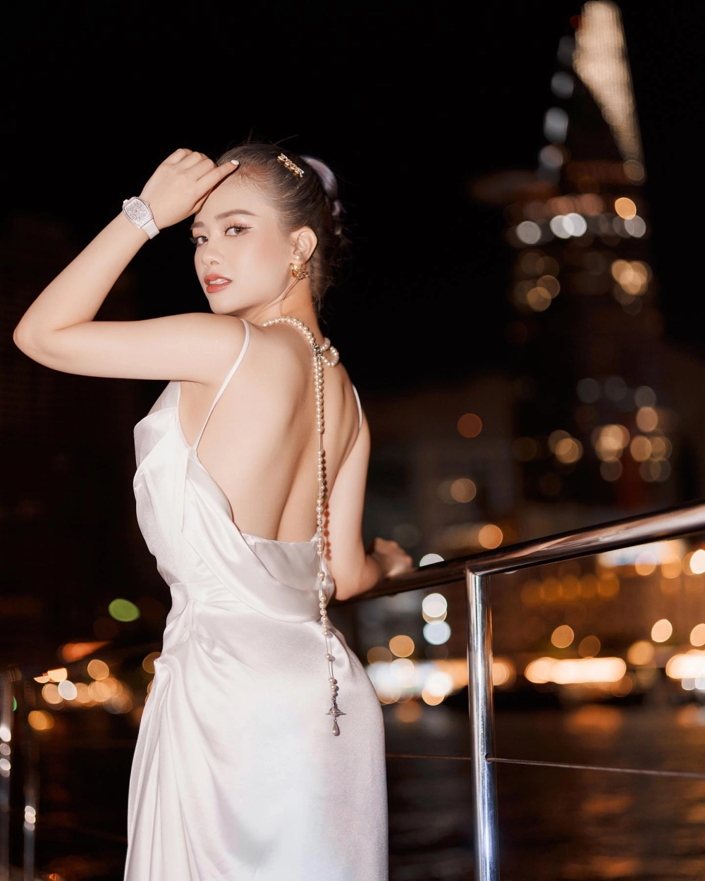 Ảnh cảm xúc thể hiện nỗi cô đơn trong Em Một Mình Quen Rồi.