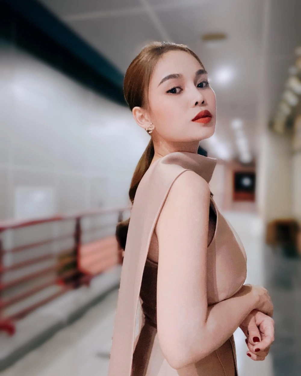 Biểu cảm sâu lắng khi thể hiện Giang Hồng Ngọc Ngô Thụy Miên