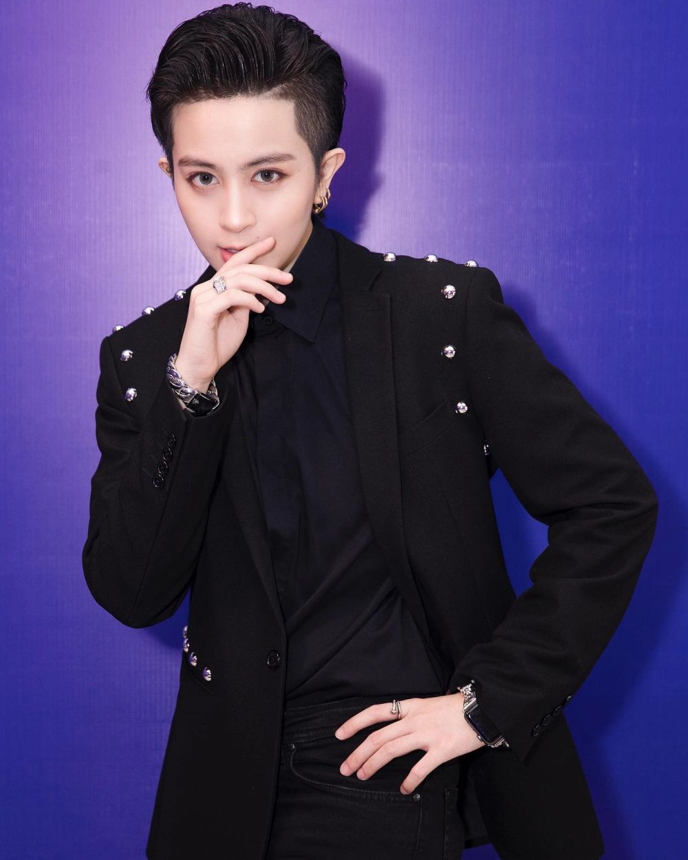 Khung ảnh toàn thân bật rõ Gil Lê cao mét bao nhiêu