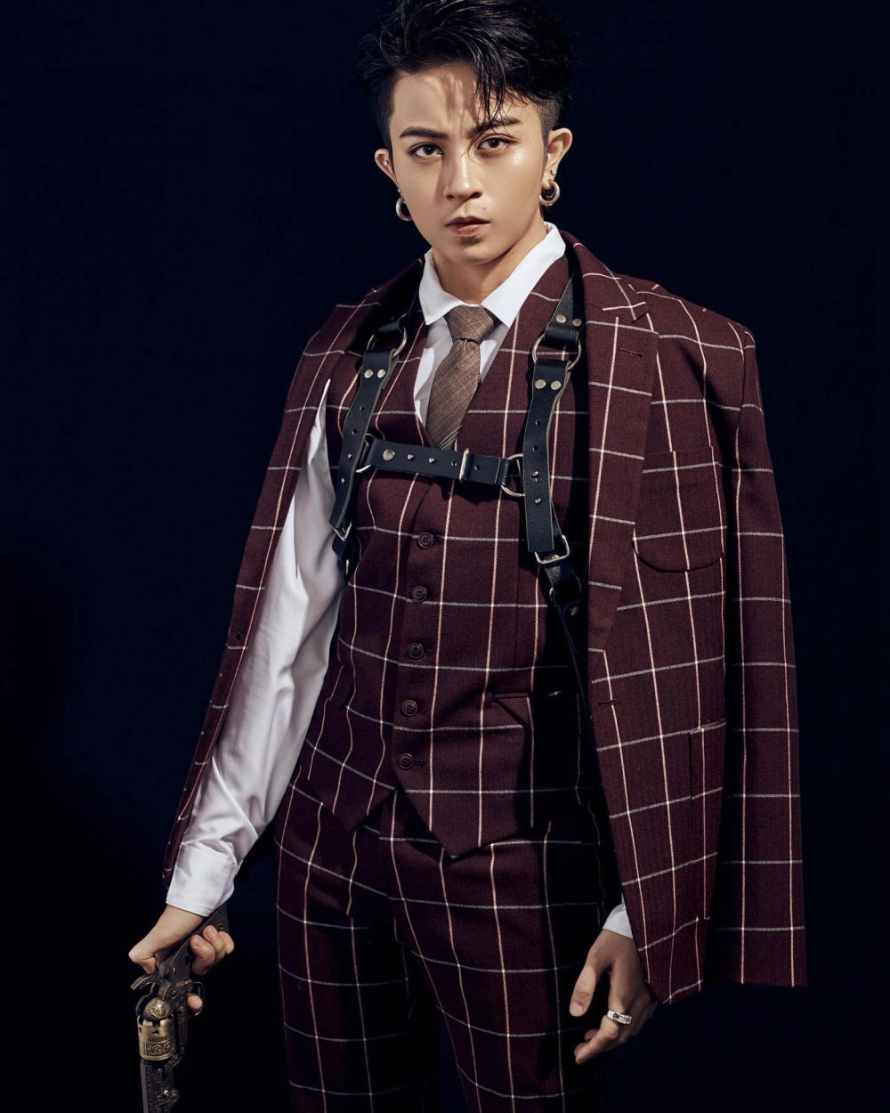 Góc ảnh khiến fan tò mò về Gil Lê tuổi