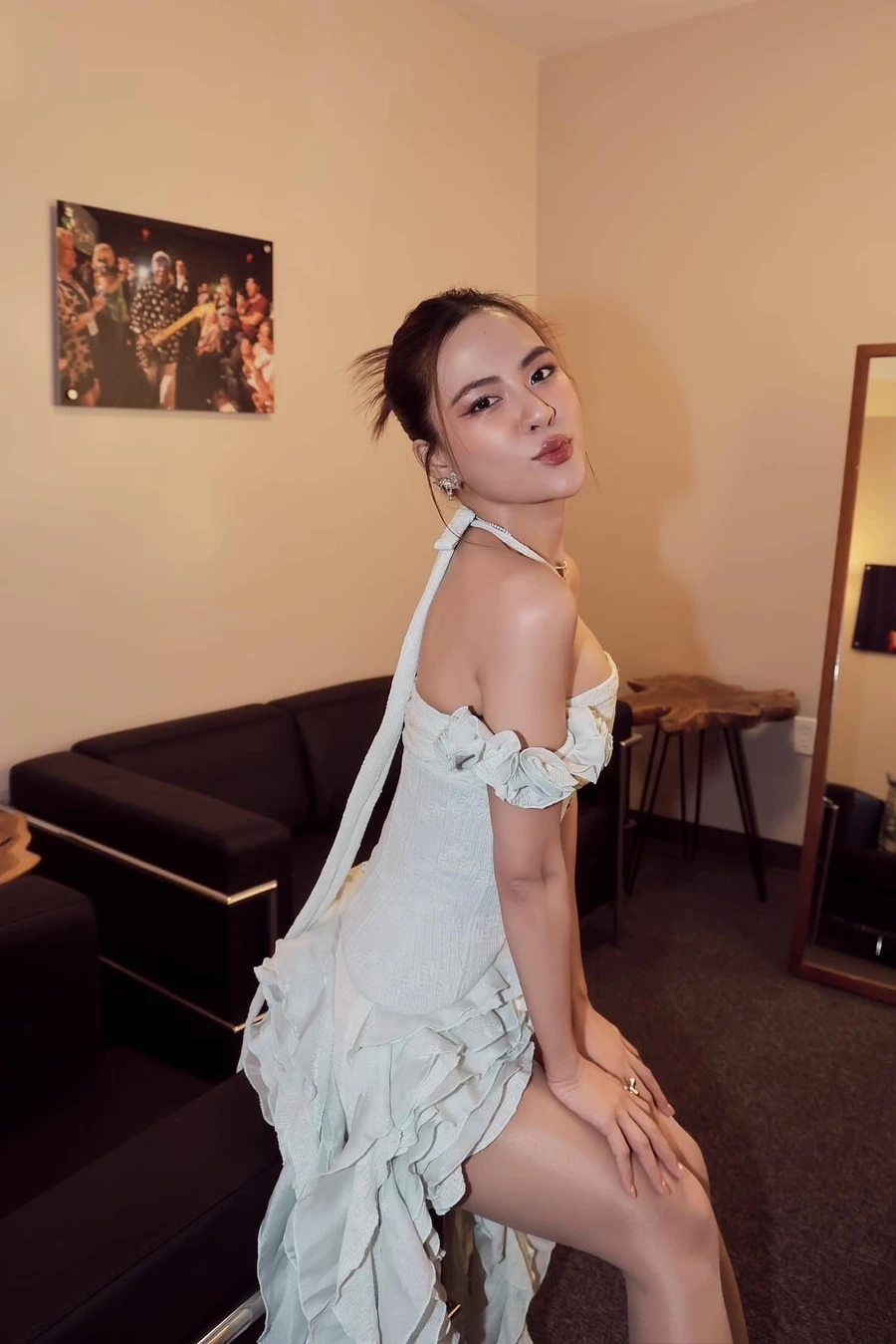 Tấm hình kèm lời bài hát Ai rồi cũng sẽ khác Hà Nhi lyrics