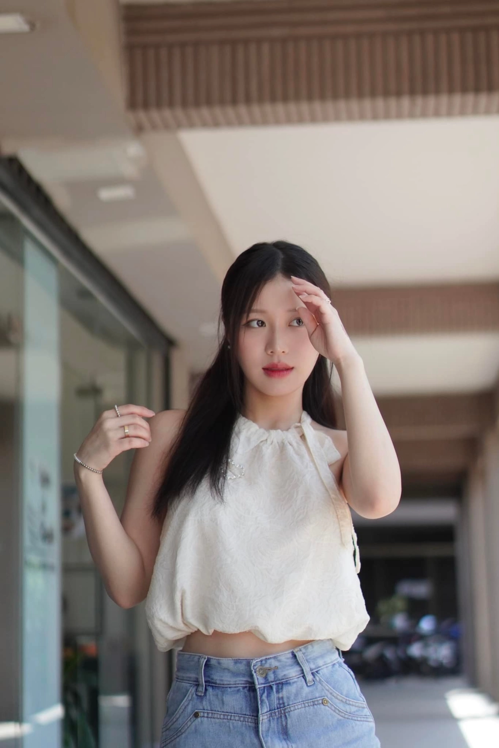 Ảnh tươi tắn khiến netizen hỏi Han Sara là ai