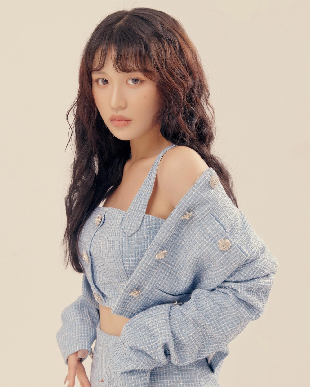 Góc cận xinh xắn khiến fan thắc mắc Han Sara bao nhiêu tuổi