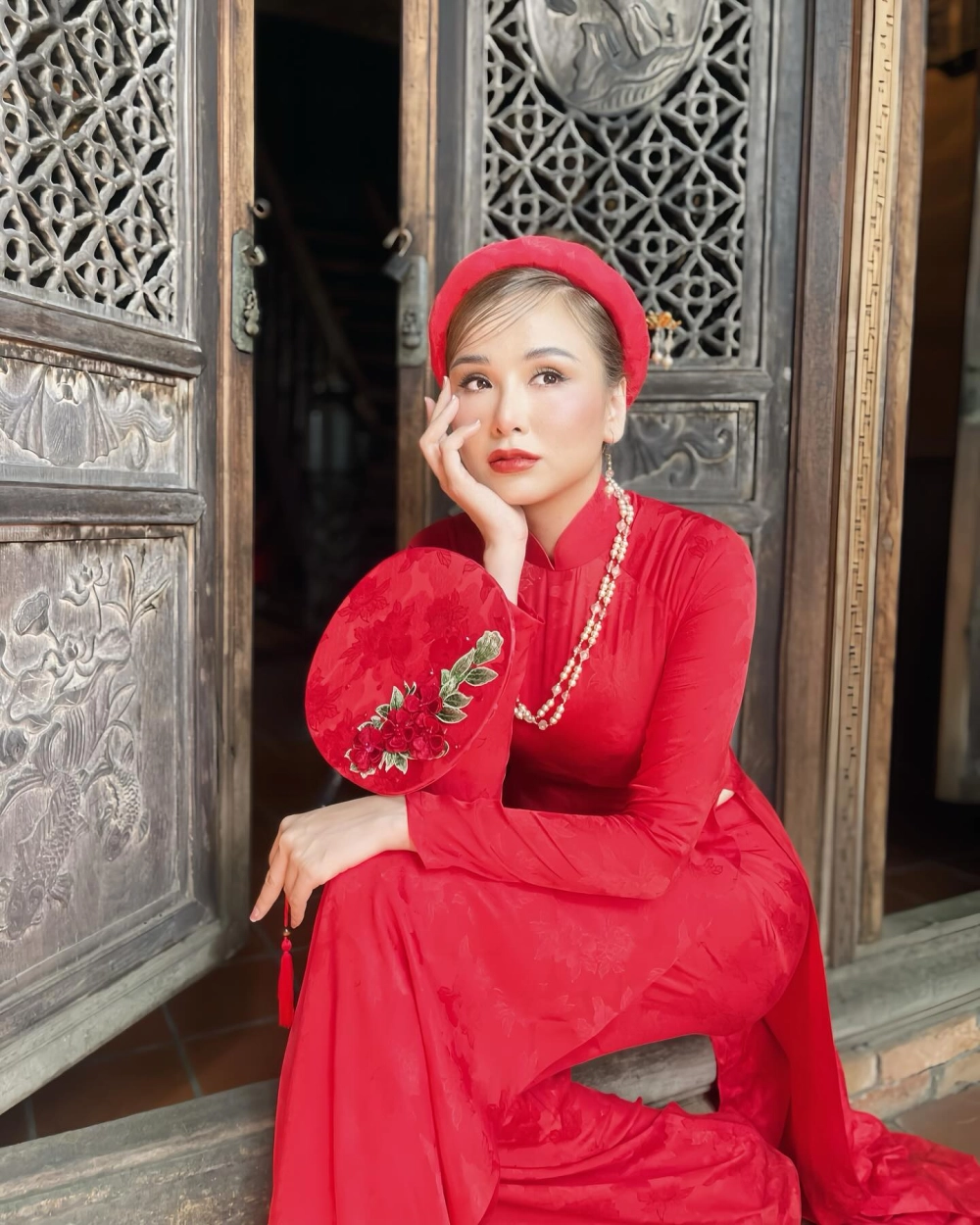 Ảnh ngọt ngào bên cạnh hoa hậu Diễm Hương và chồng mới