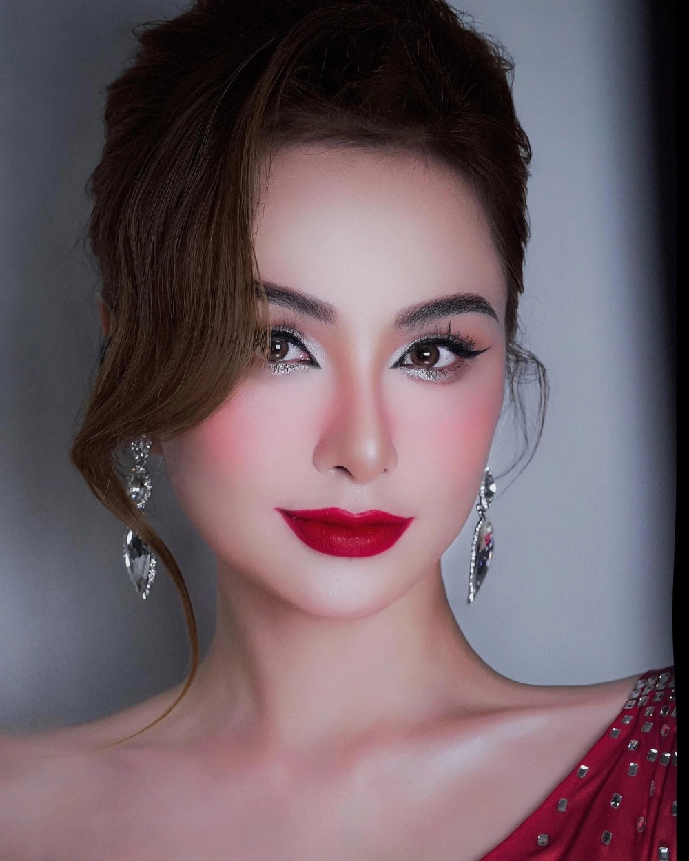 Khoảnh khắc đăng quang đầy xúc động của Diễm Hương hoa hậu