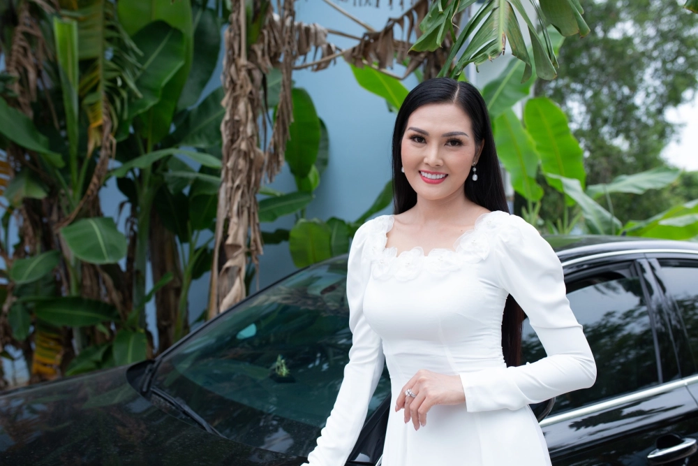 Sân khấu hoa hậu Kim Thoa ca nhạc trữ tình được khán giả ủng hộ nồng nhiệt