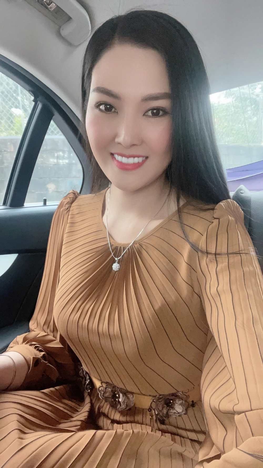 Ca sĩ Kim Thoa diện váy dạ hội tỏa sáng trên thảm đỏ