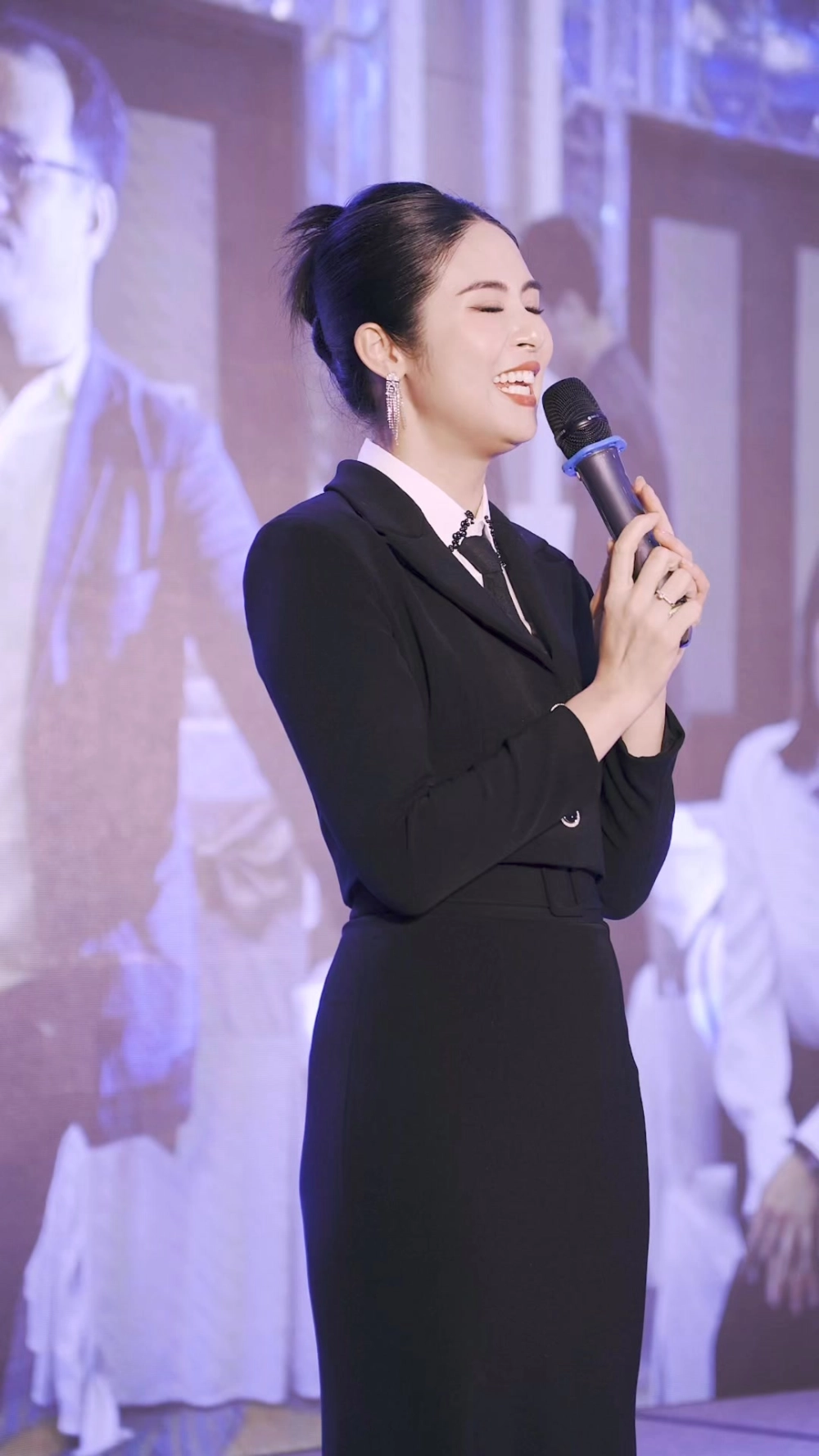 Vẻ đẹp dịu dàng của hoa hậu Ngọc Hân trong tà áo dài