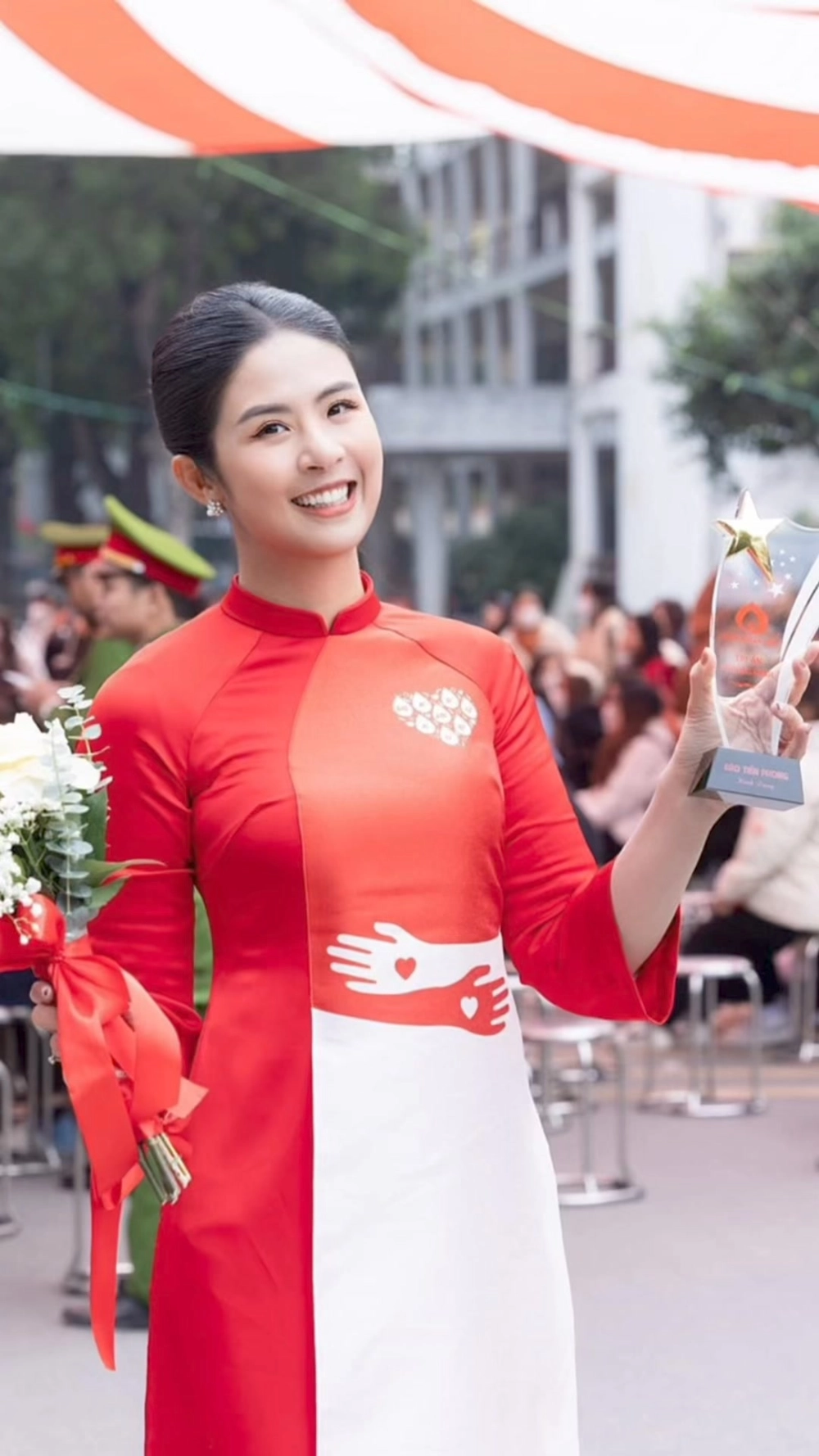 Góc nghiêng thanh lịch của hoa hâu Ngoc Hân gây thương nhớ