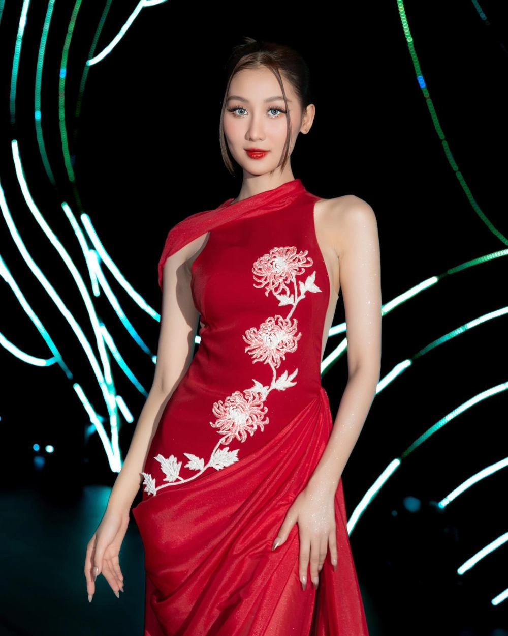 Khoảnh khắc Quế Anh đăng quang hoa hậu đầy cảm xúc