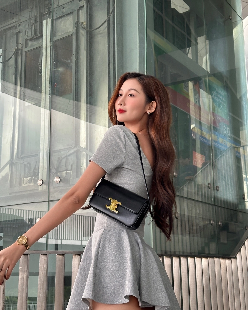 Góc ảnh đời thường hiếm hoi cùng bố hoa hậu Quế Anh