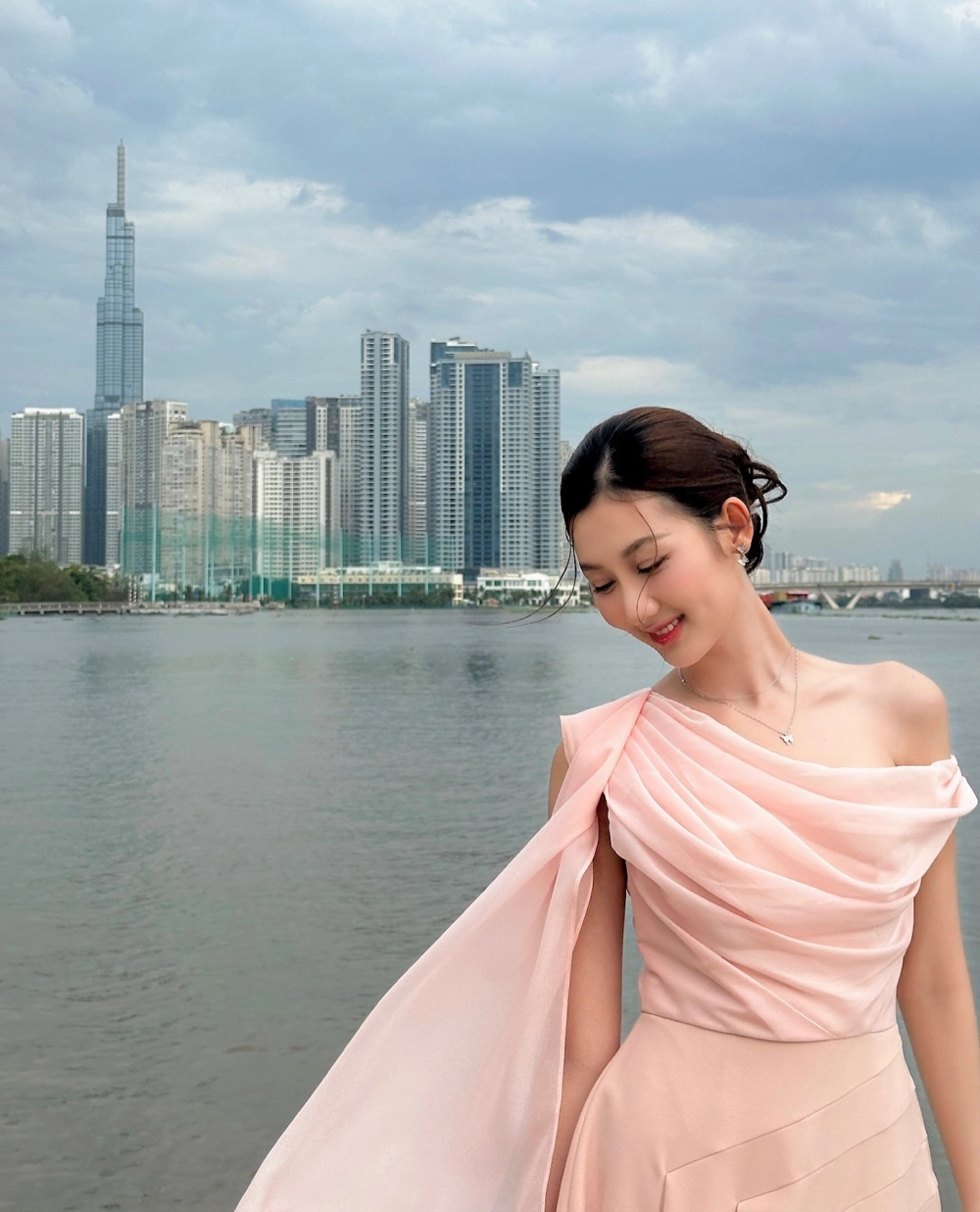 Fan tìm hiểu cách bình chọn cho hoa hậu Quế Anh online